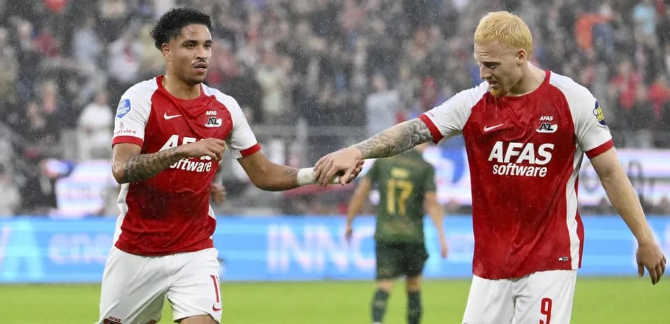 Deux joueurs d'AZ Alkmaar se félicitent sur le terrain
