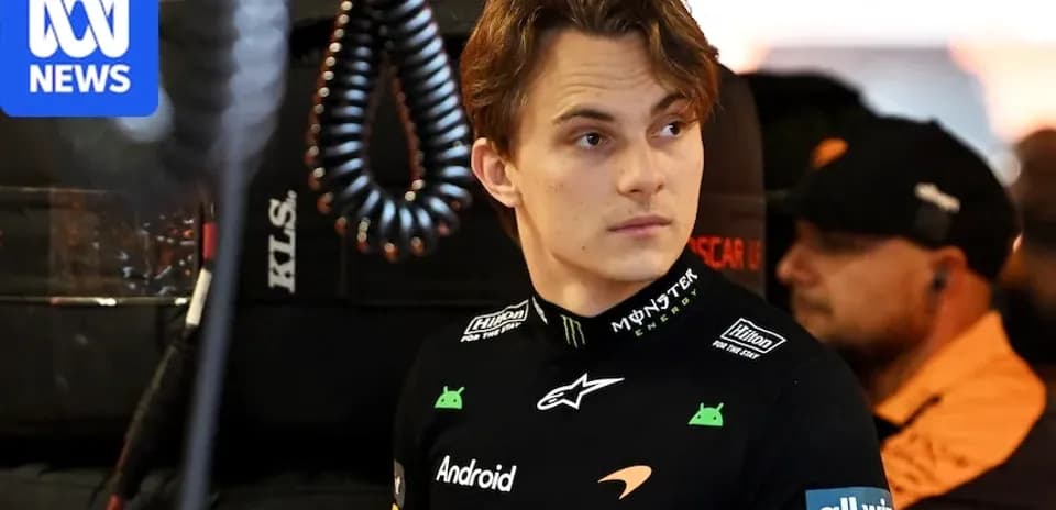 Pilote de Formule 1 dans le garage de l'équipe