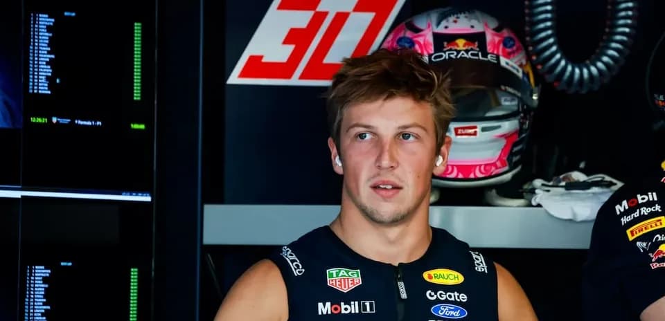 Pilote de Formule 1 dans le garage avant la course