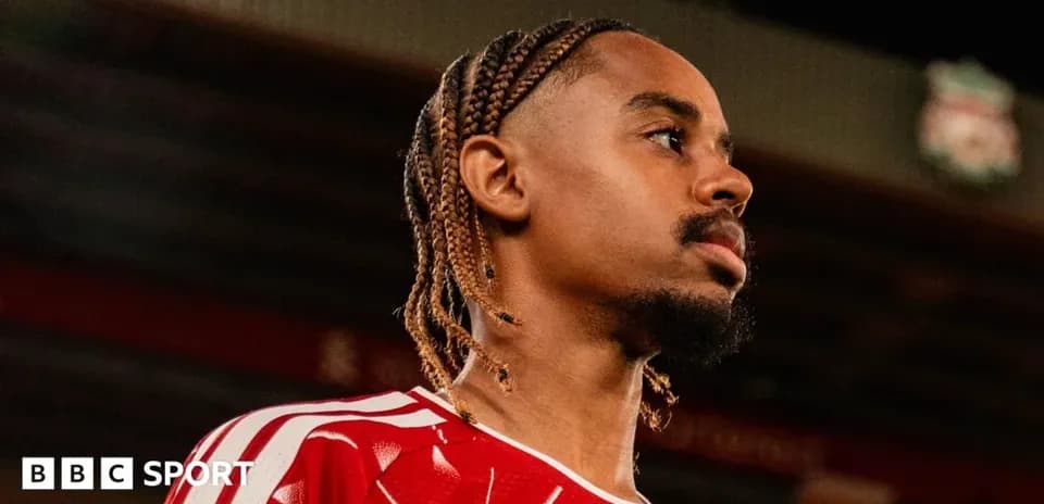 Joueur avec tresses portant un maillot rouge