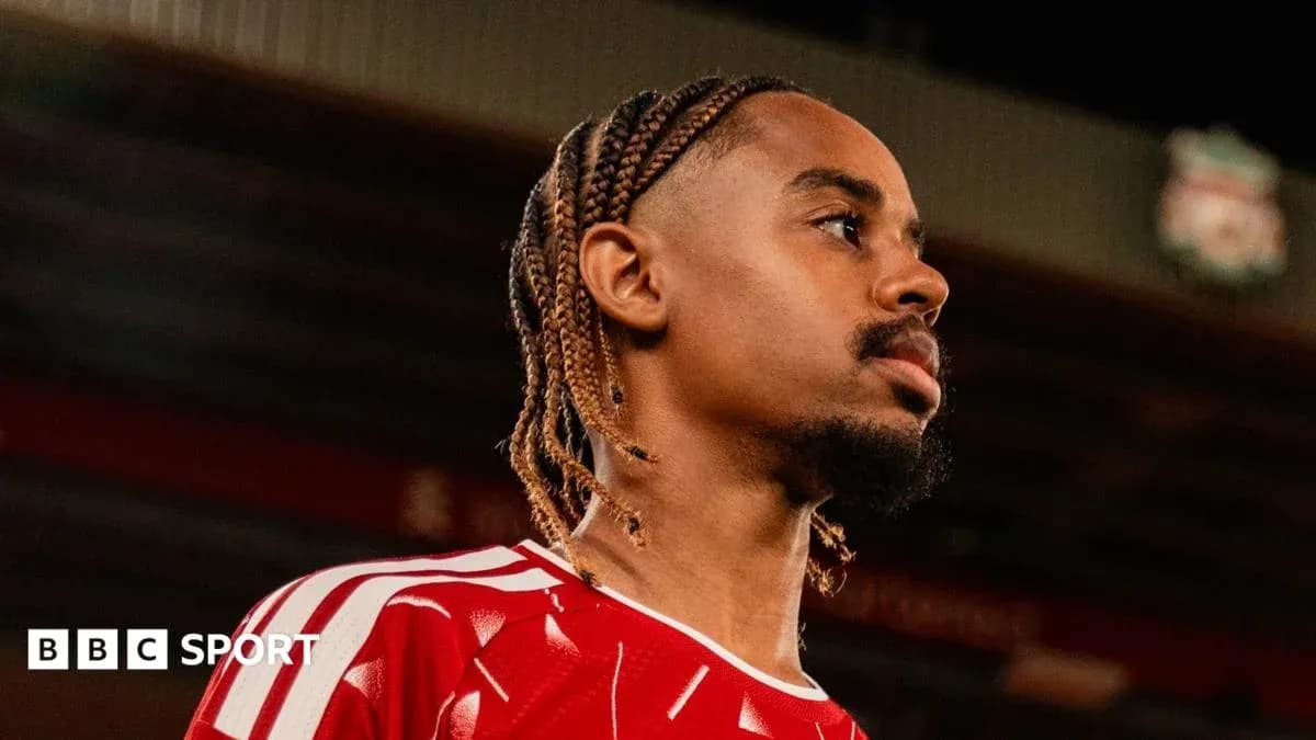 Joueur avec tresses portant un maillot rouge