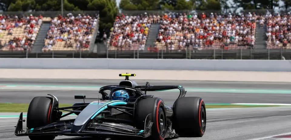 Voiture de Formule 1 sur circuit avec foule en arrière-plan