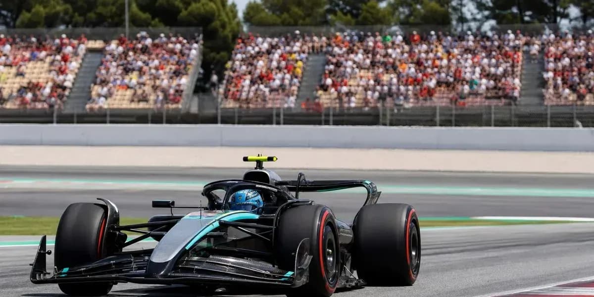 Voiture de Formule 1 sur circuit avec foule en arrière-plan