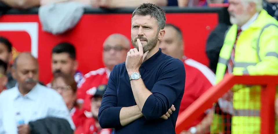 Entraîneur pensif sur la touche durant un match