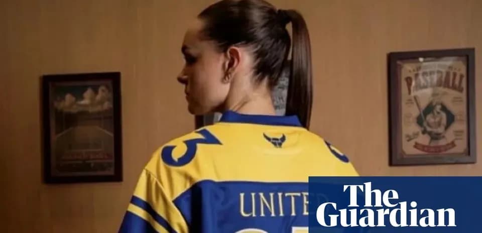Femme portant un maillot de sport jaune et bleu