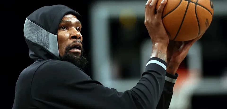 Joueur prenant un tir avec un ballon de basket