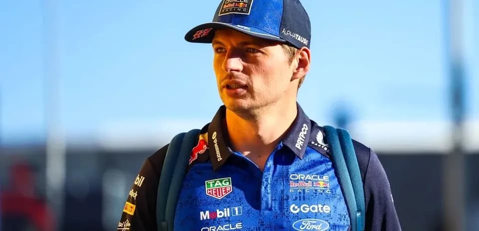 Pilote de Formule 1 avec une casquette et un sac à dos