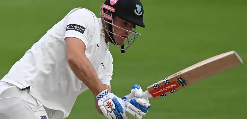 Joueur de cricket frappant la balle avec une batte