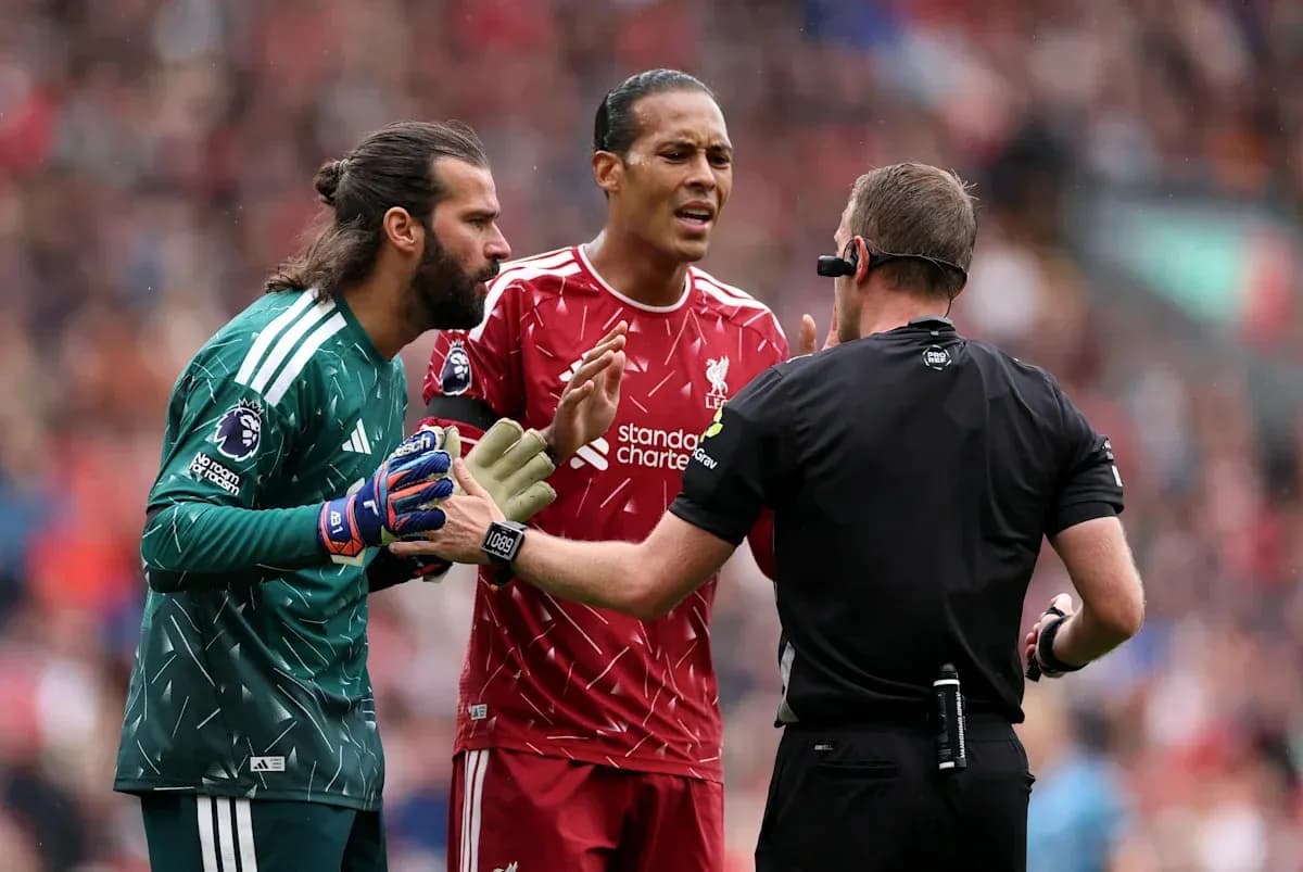 Joueurs de Liverpool discutant avec l'arbitre
