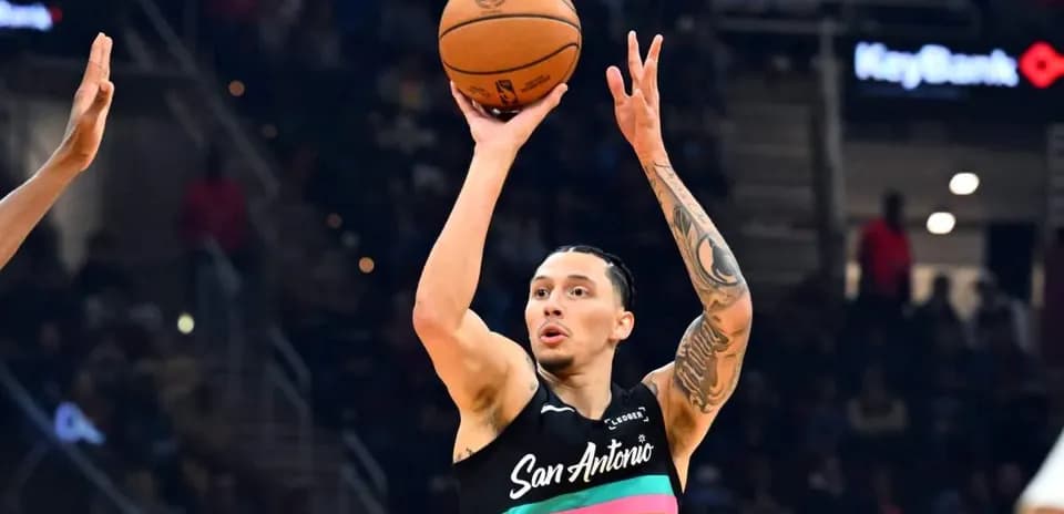Joueur lançant le ballon lors d'un match de basket