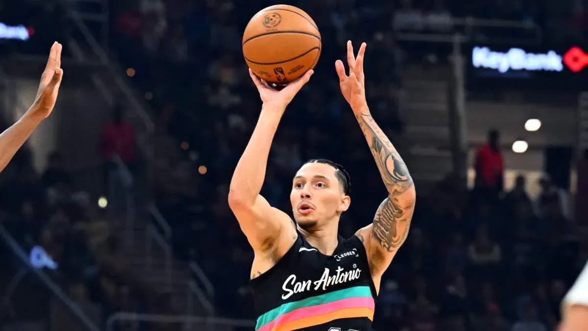 Joueur lançant le ballon lors d'un match de basket