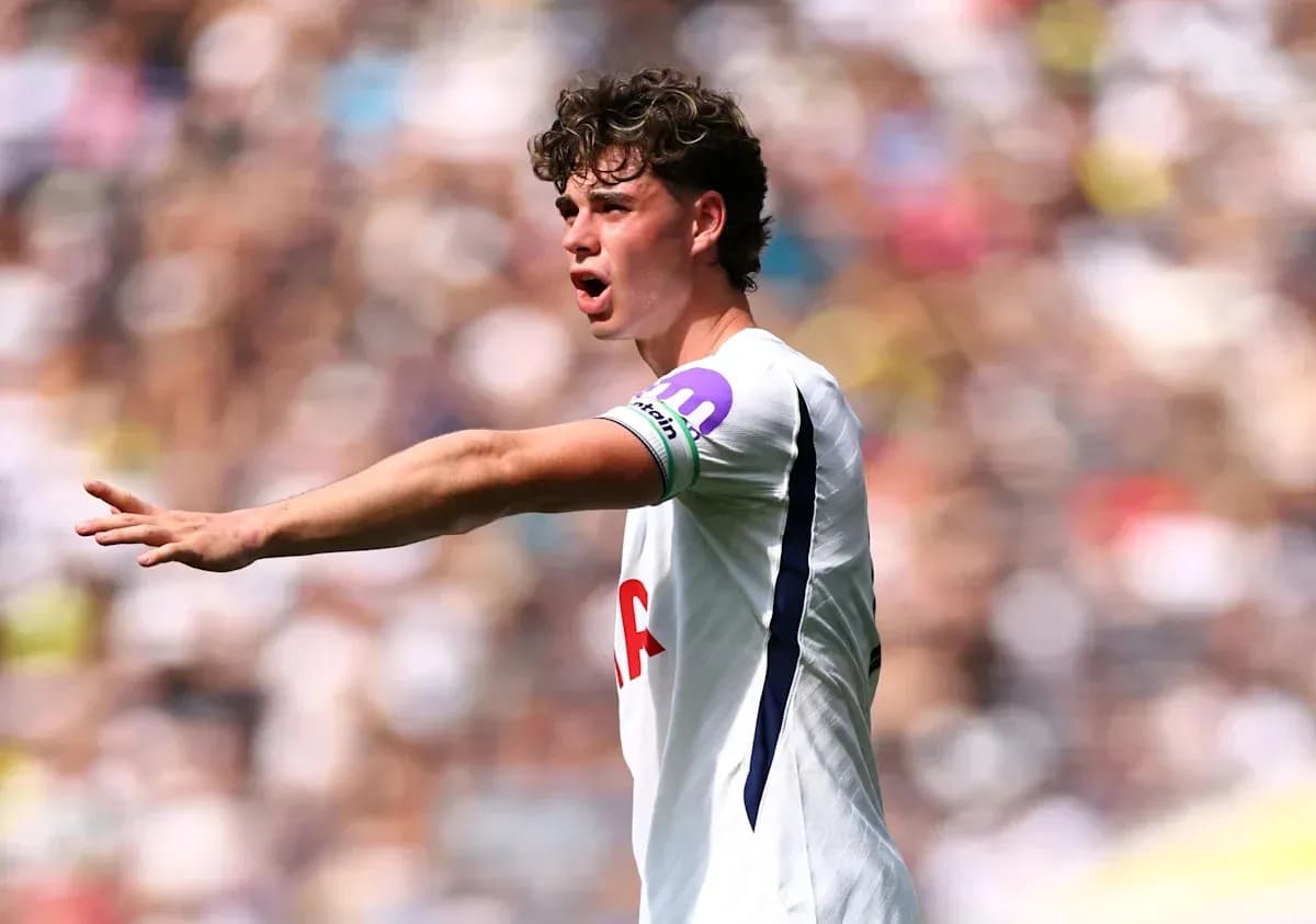 Joueur de Tottenham donnant des instructions sur le terrain