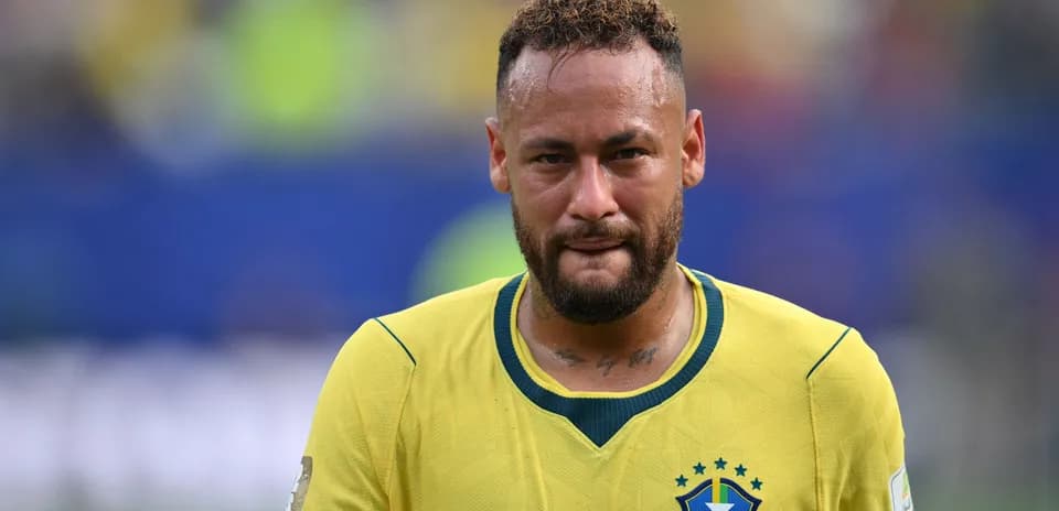 Joueur brésilien en maillot jaune sur le terrain