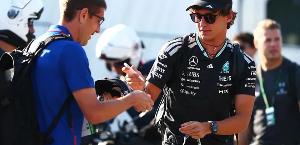 Pilote de F1 signant un autographe pour un fan