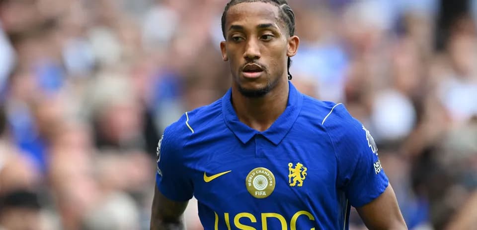 Joueur de Chelsea en tenue bleue sur le terrain