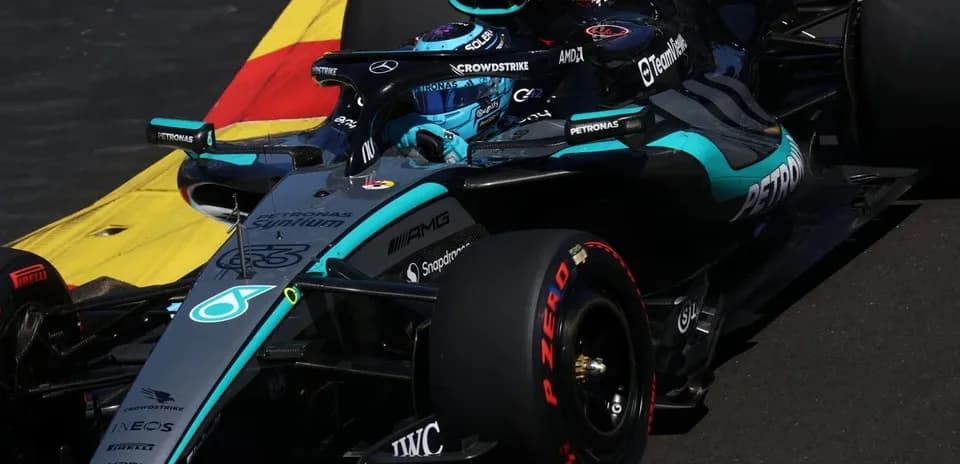 Voiture de F1 Mercedes sur circuit en action