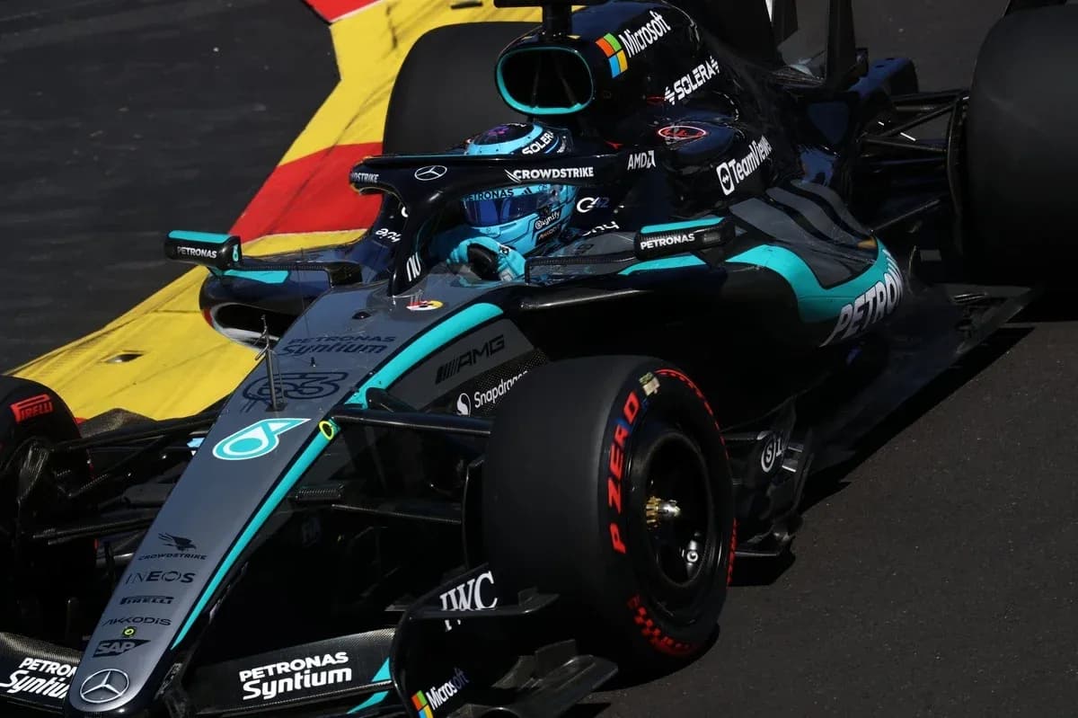 Voiture de F1 Mercedes sur circuit en action