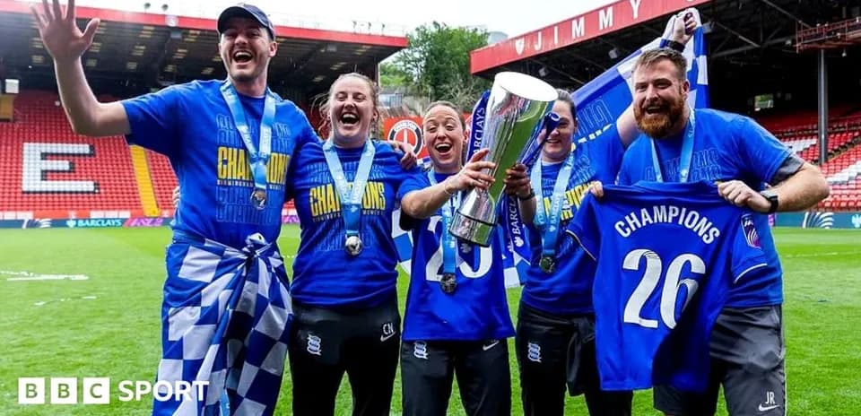 Joueurs célébrant avec le trophée et des médailles