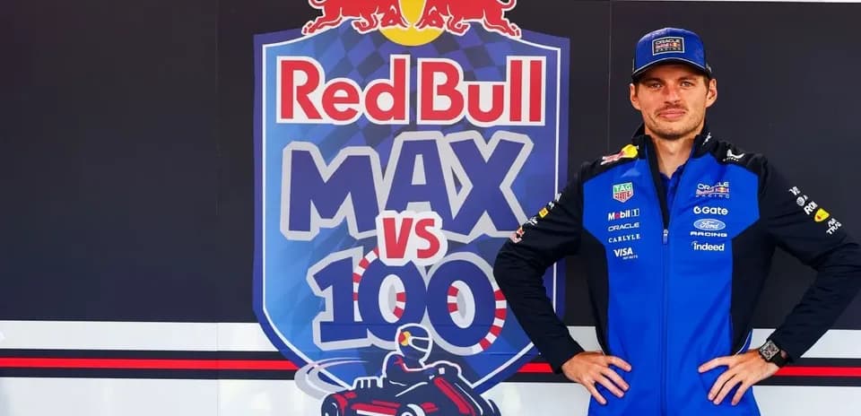 Pilote posant devant le panneau Red Bull MAX vs 100