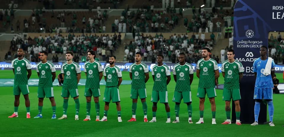 Équipe de football alignée avant le match