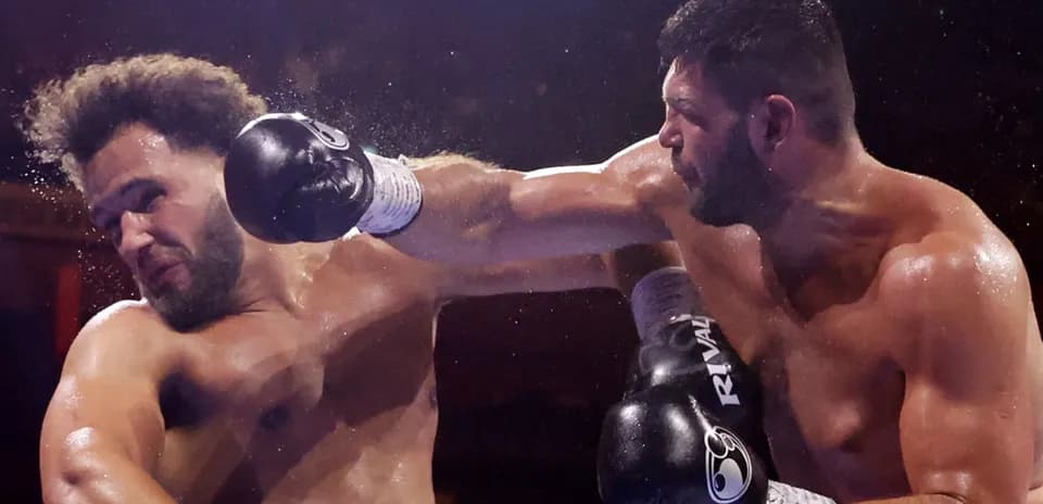 Deux boxeurs échangent des coups sur le ring