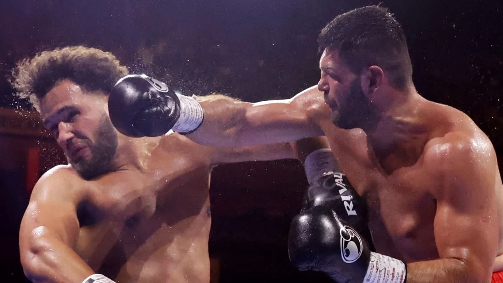 Deux boxeurs échangent des coups sur le ring