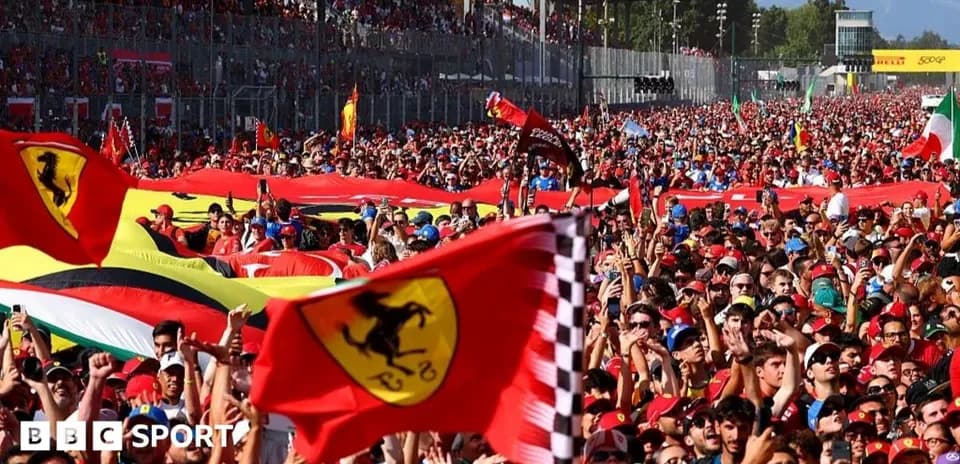 Foule de supporters agitant des drapeaux Ferrari