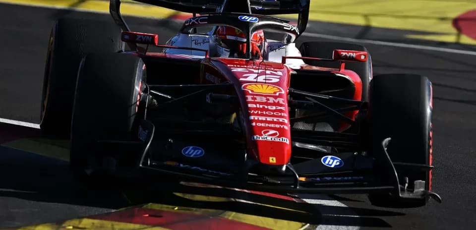 Voiture de Formule 1 Ferrari dans un virage