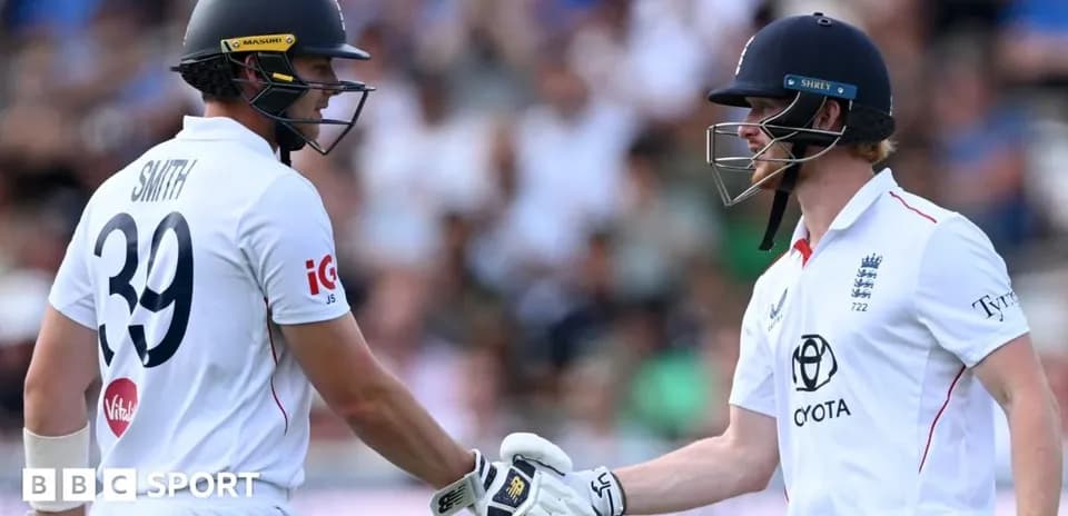 Joueurs se serrant la main sur le terrain de cricket