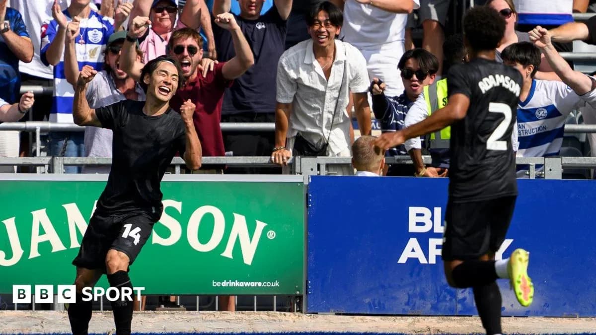 Joueur célébrant un but avec des supporters en arrière-plan