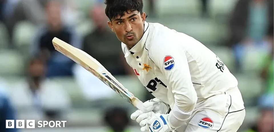 Joueur de cricket au bâton en action