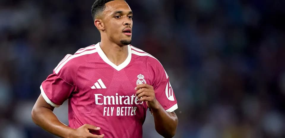 Joueur de football portant un maillot rose du Real Madrid