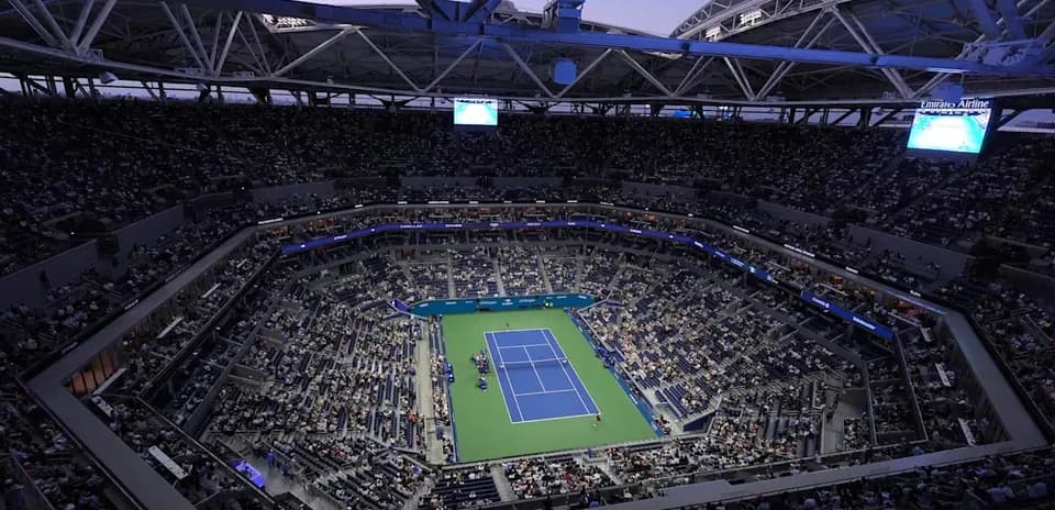 Vue d'ensemble du stade de tennis plein de spectateurs