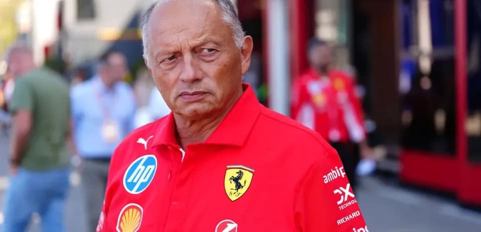 Homme en polo Ferrari dans le paddock