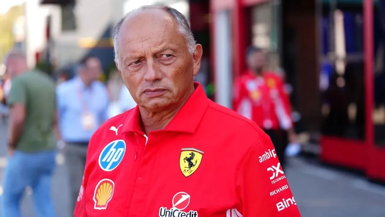 Homme en polo Ferrari dans le paddock