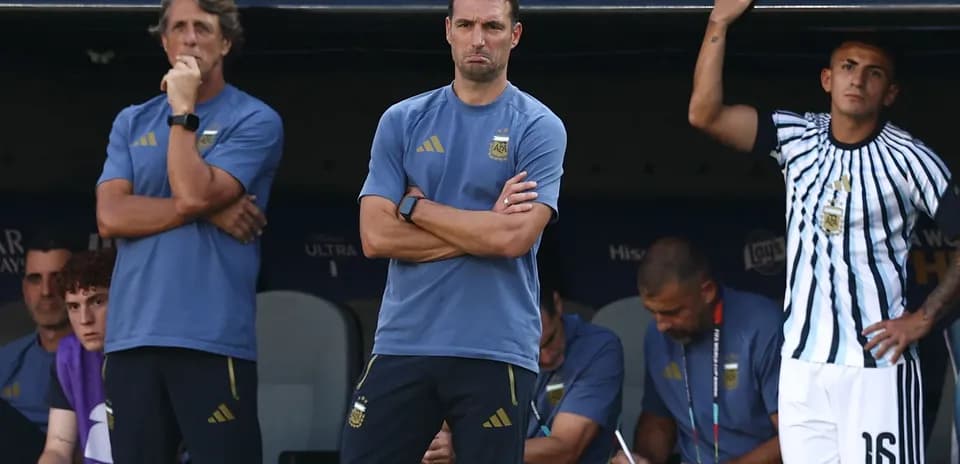 Entraîneurs et joueurs sur le banc de touche