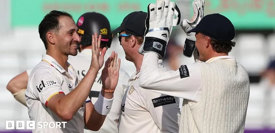Joueurs de cricket célébrant un wicket sur le terrain