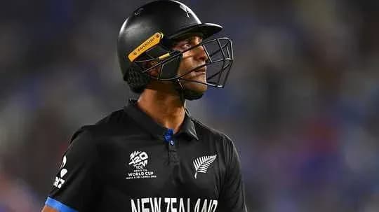 Joueur de cricket néo-zélandais avec casque sur le terrain