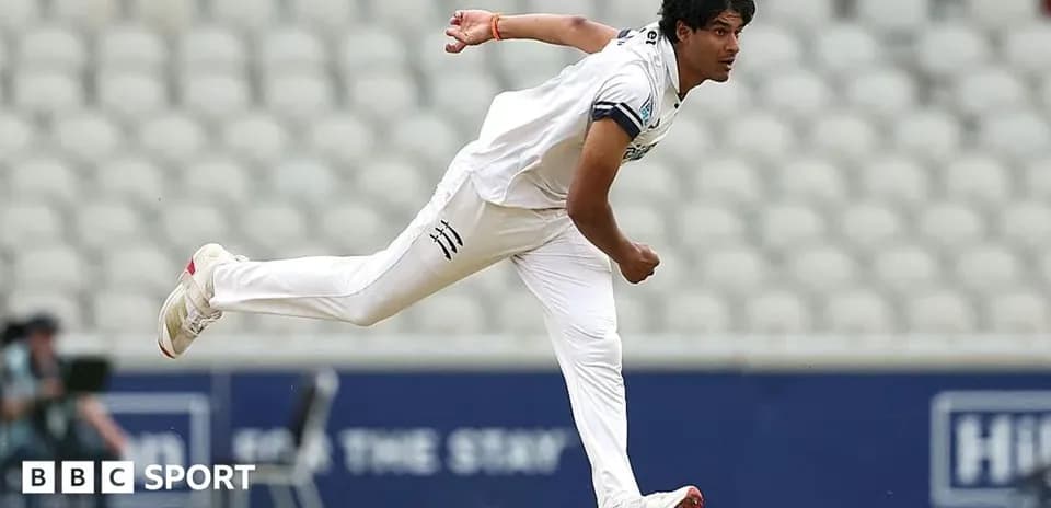Joueur de cricket en train de lancer la balle