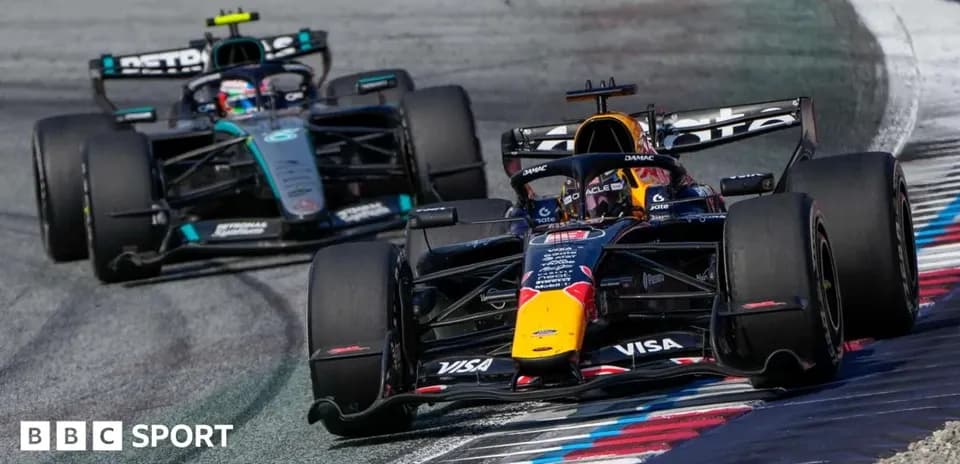 Voiture de F1 en course sur circuit, dépassement
