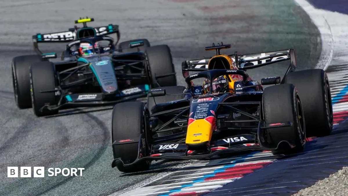Voiture de F1 en course sur circuit, dépassement