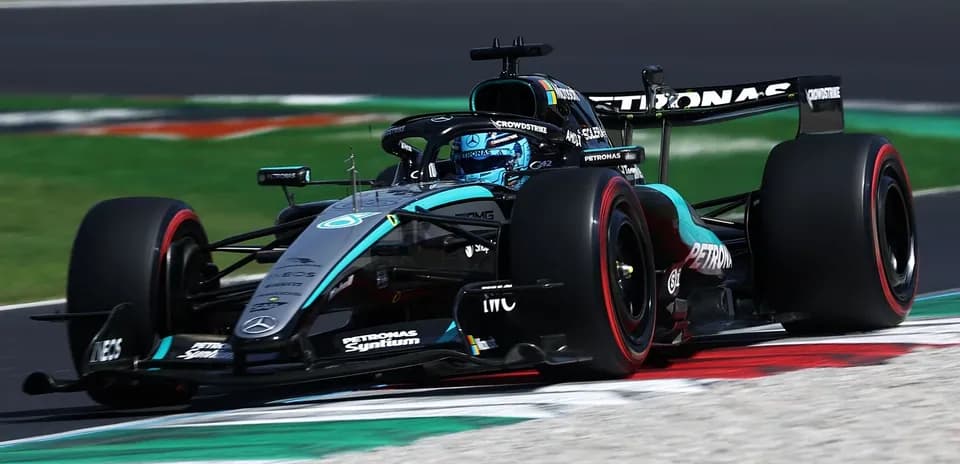 Voiture de F1 Mercedes en action sur circuit