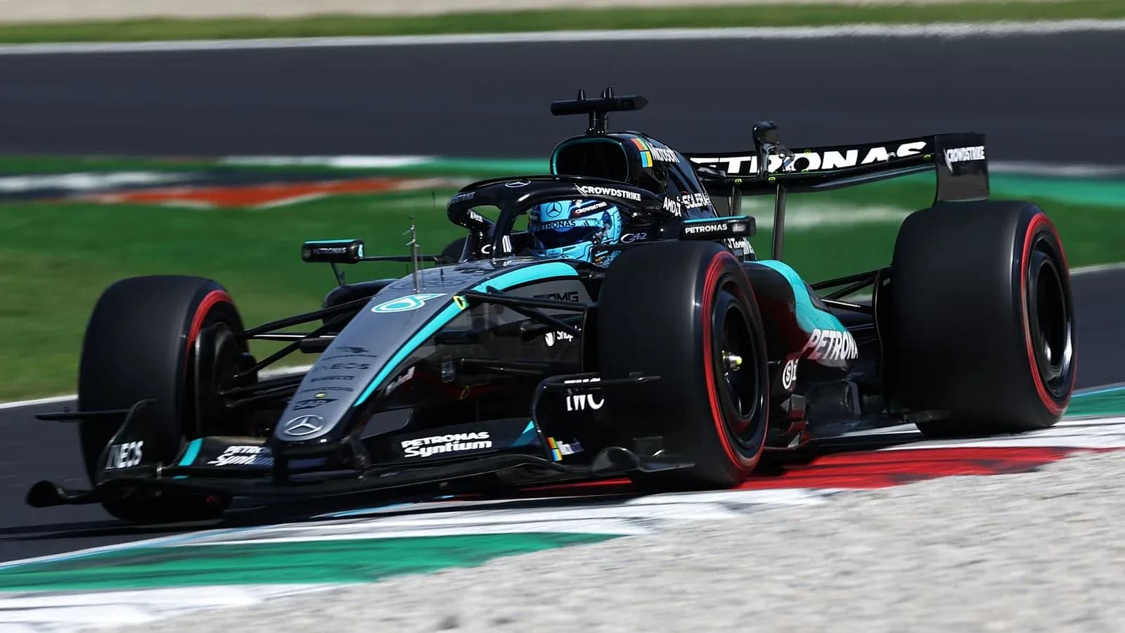 Voiture de F1 Mercedes en action sur circuit