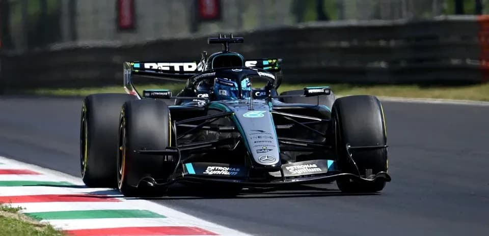 Voiture de F1 sur la piste avec drapeau italien