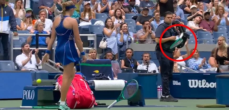 Joueuse de tennis se préparant à servir au match