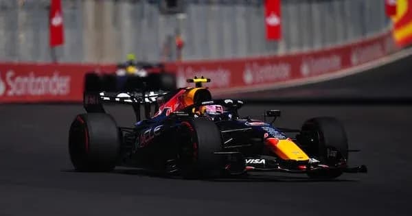 Voiture de F1 Red Bull en course sur circuit