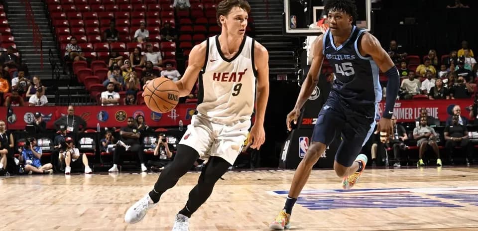 Joueur des Heat dribblant face à un joueur des Grizzlies