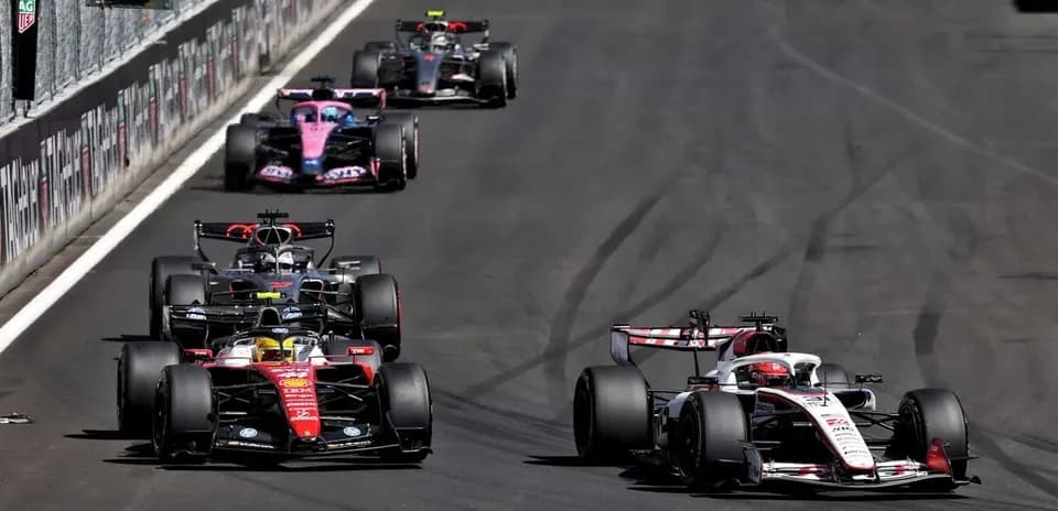 Quatre voitures de Formule 1 en course sur circuit
