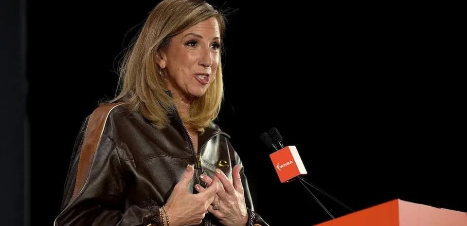 Femme parlant au podium lors d'une conférence