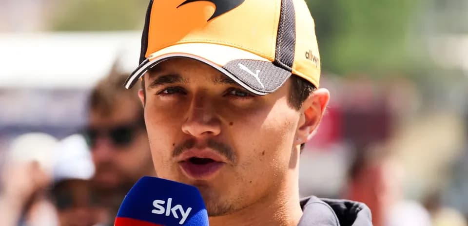 Pilote parlant avec microphone lors d'une interview